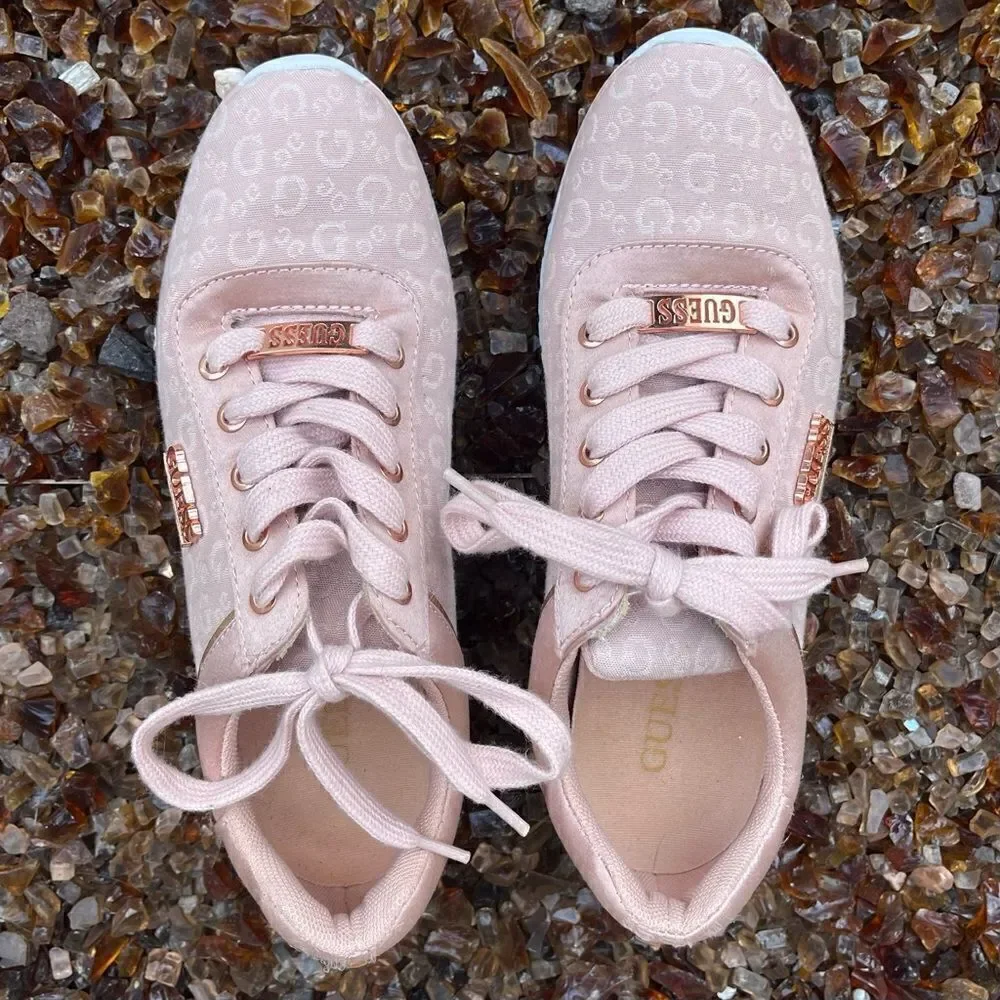 Guess Women Pink Gemma Low Top Logo Print Sneakers Metallic Accents Size 7.5 EUC